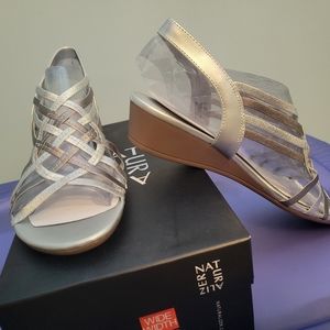 NIB naturalizer.com 10W sandal